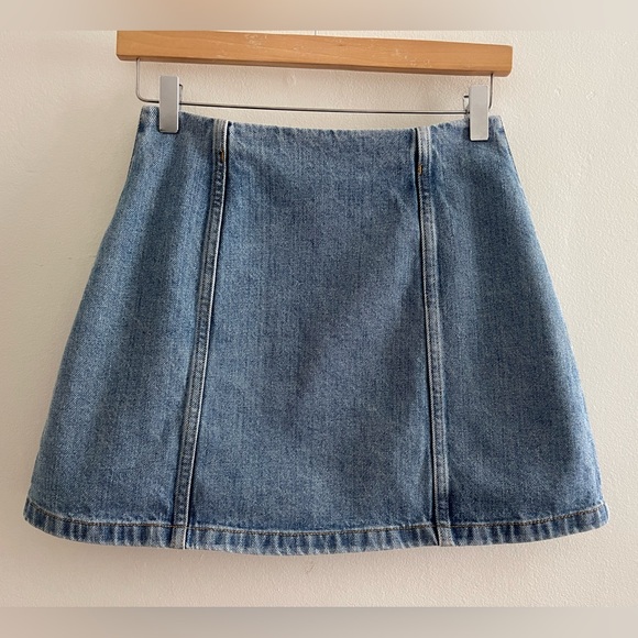 Aritzia Wilfred Free Ahrens Blue Demin Jean Button
Front Mini Skirt, Size 2 - Picture 6 of 14